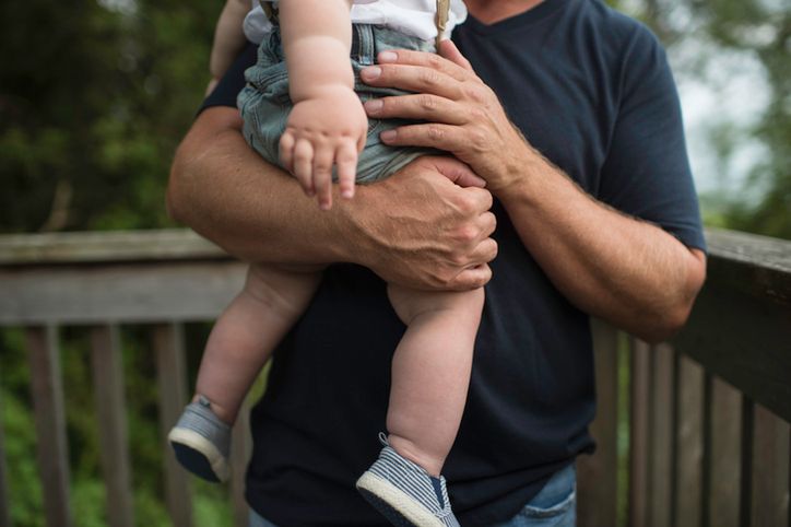 Dziecko wypadło ojcu z rąk. Nie przeżyło upadku z balkonu