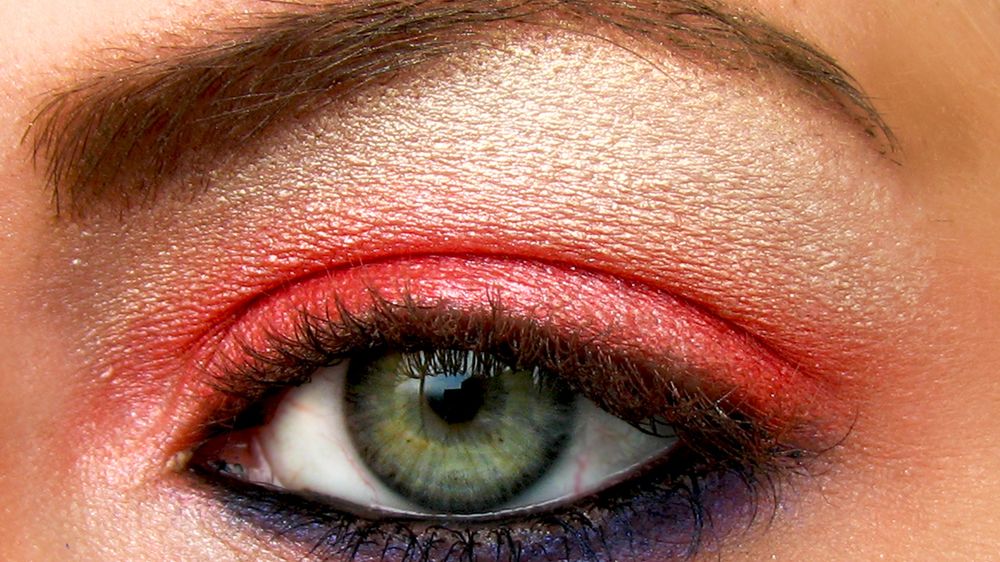 Zielone oczy świetnie podkreślają cienie w odcieniach fioletu.