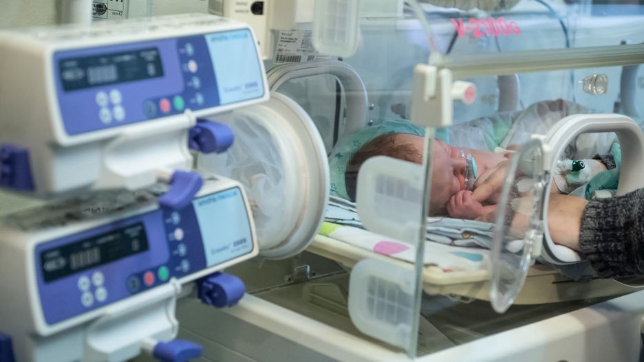 Koronawirus w Polsce. Matka widzi swojego miesięcznego synka zaledwie dwa razy w tygodniu. Wizyty ograniczone są do 15 minut / foto ilustracyjne