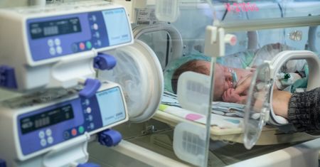 Koronawirus w Polsce. Miesięcznego synka widzi dwa razy w tygodniu. Spotkania trwają kwadrans