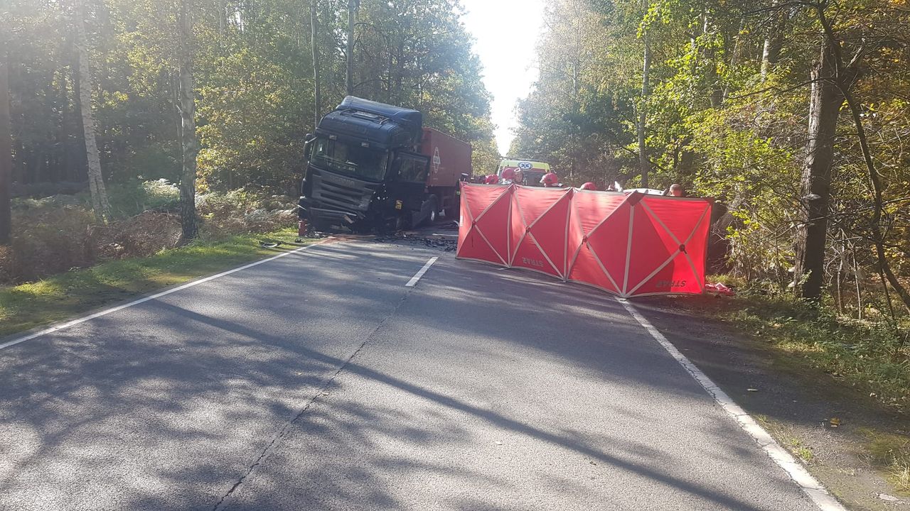 Osobówka zderzyła się z ciężarówką. Kobieta nie żyje