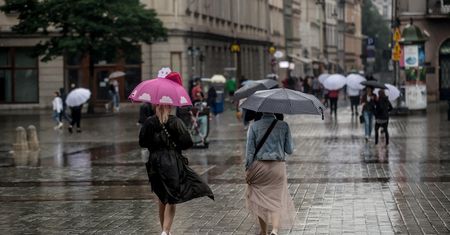 Pogoda na piątek. Będzie deszczowo i chłodno, ale nie wszędzie. Miejscami możliwe podtopienia