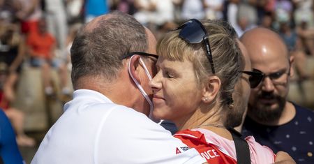 Czemu nie jest z dziećmi? Księżna Charlene od miesięcy jest poza domem
