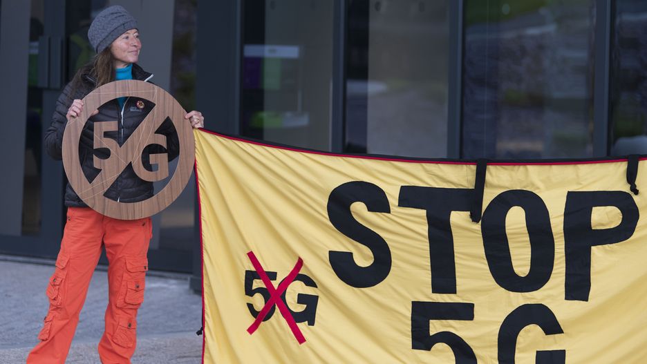 Protestująca przeciwko 5G W Wielkiej Brytanii