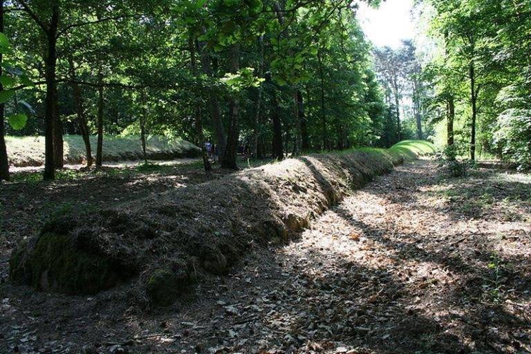 Kilka tysięcy lat temu całe połacie kraju usiane były setkami takich konstrukcji. Niestety większość z nich zniszczono w XIX i XX w.