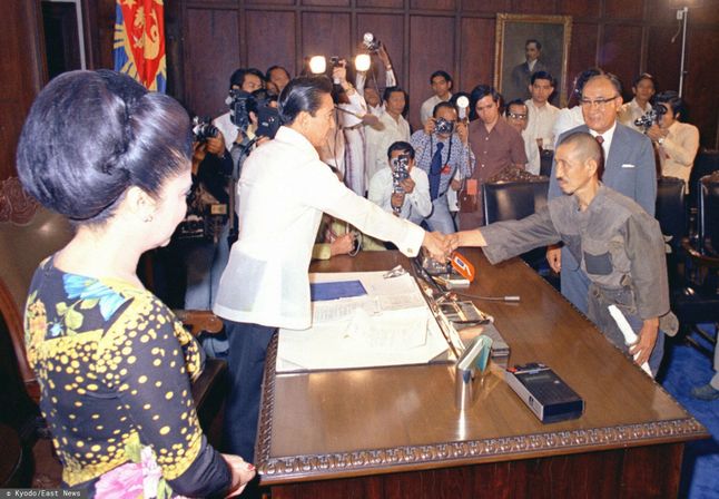 Hiroo Onoda podczas spotkania z prezydentem Filipin