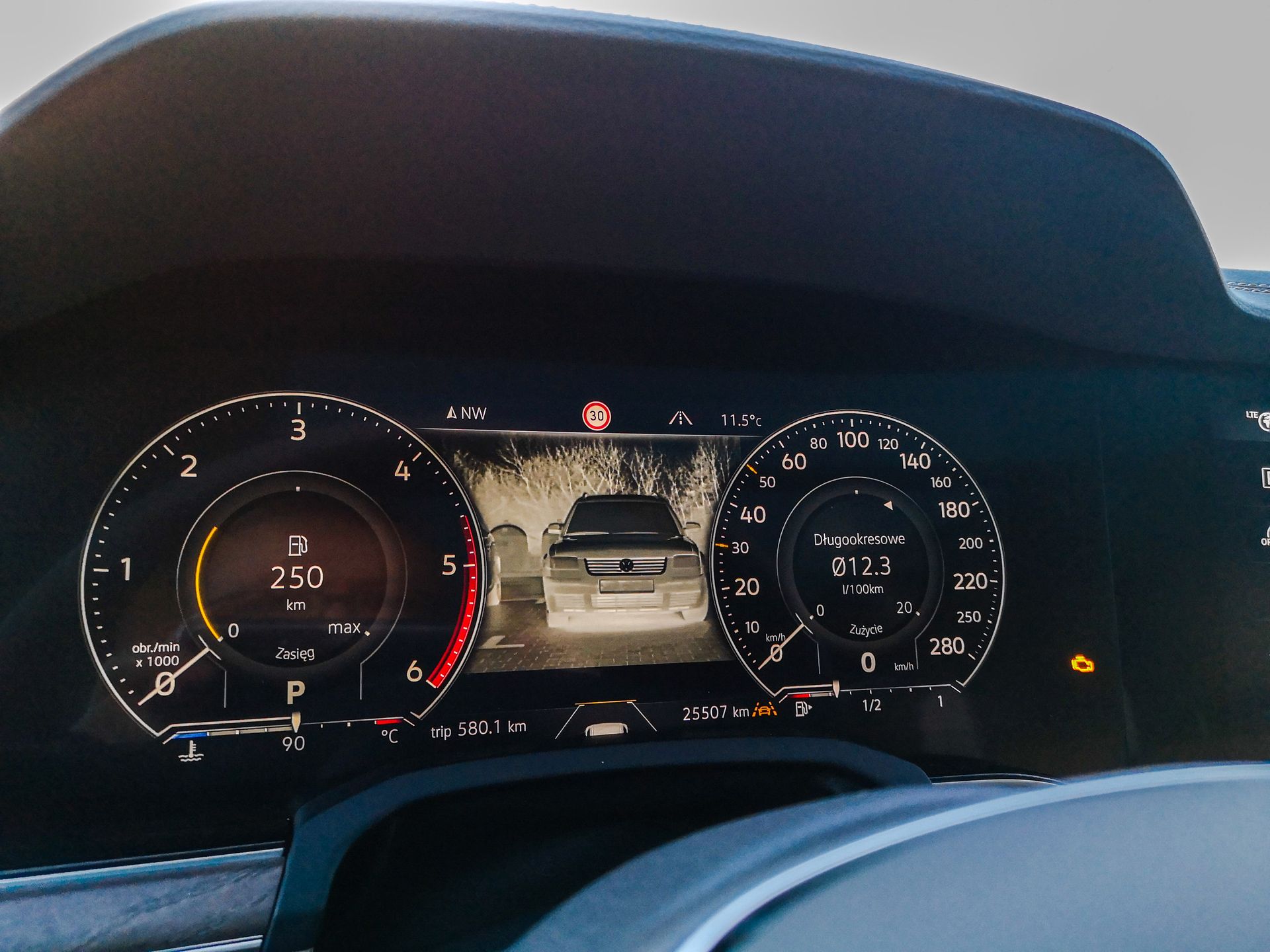 Volkswagen Touareg: Systemy wsparcia kierowcy z asystentem jazdy nocą i Innovision Cockpit 6