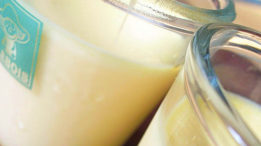 Budyń cytrynowy w proszku przygotowany z dodatkiem cukru, żółtka i wody