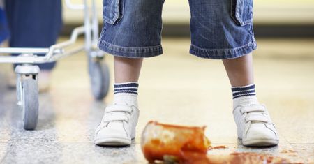 Kto płaci, jeśli stłukłeś słoik w sklepie? Przepisy są jasne