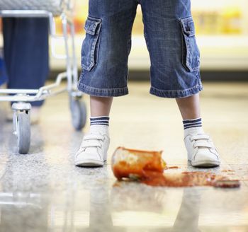Kto płaci, jeśli stłukłeś słoik w sklepie? Oto co mówią o tym przepisy