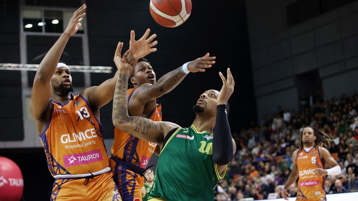 PAP / Jarek Praszkiewicz / Walka o piłkę zawodników Tauron GTK i Zastalu