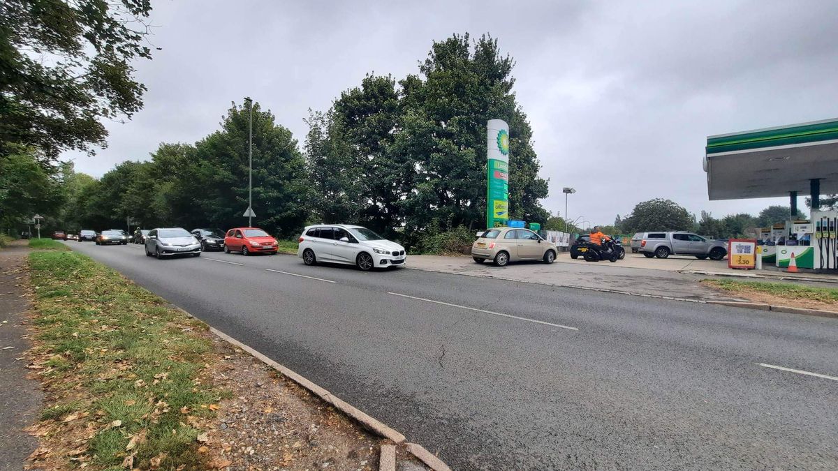 Kolejka na stację paliw w hrabstwie Surrey przed kilkoma dniami