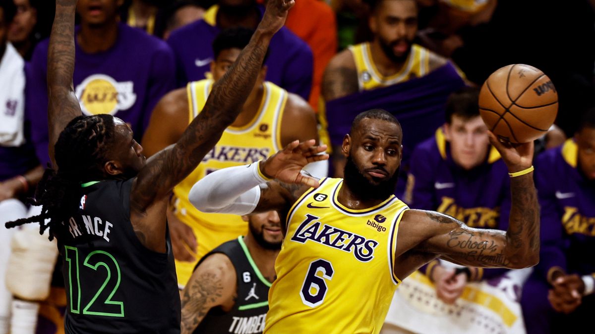 PAP/EPA / Etienne Laurent / Na zdjęciu: LeBron James (z prawej)