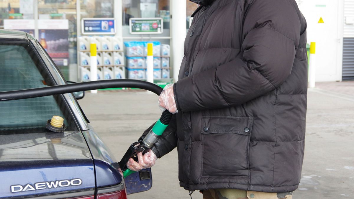 Stock MaBaPHOTO: ZOFIA I MAREK BAZAK / EAST NEWS   Warszawa N/Z Stacja paliw BP - tankowanie benzynyZOFIA BAZAK