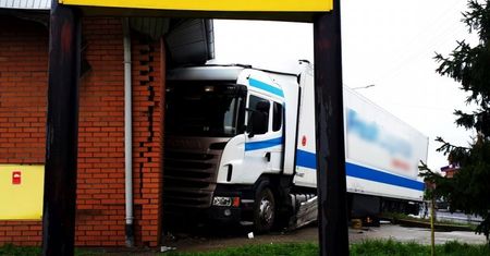 Wjechał tirem w budynek marketu. Konieczna była ewakuacja