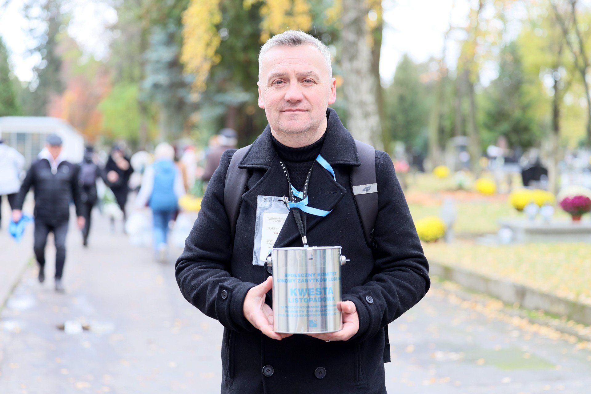 Trwają ostatnie przygotowania przed Wszystkimi Świętymi na cmentarzu przy ulicy Lipowej w Lublinie.