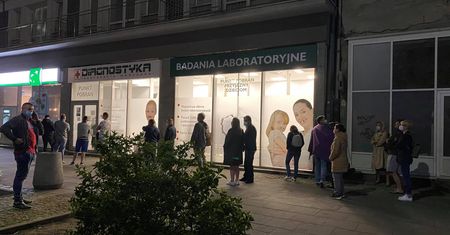 Nocne testowanie na COVID-19. Spore kolejki przed lokalami