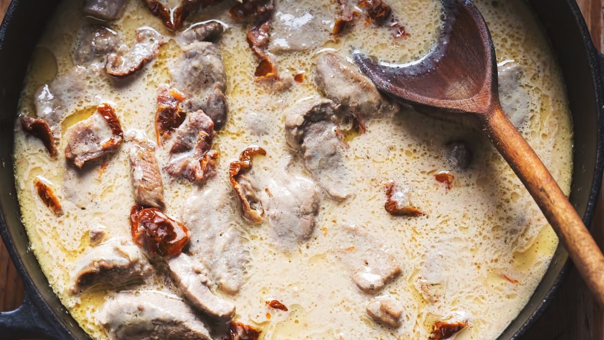 Polędwiczki w kremowym sosie podaję z ryżem lub makaronem