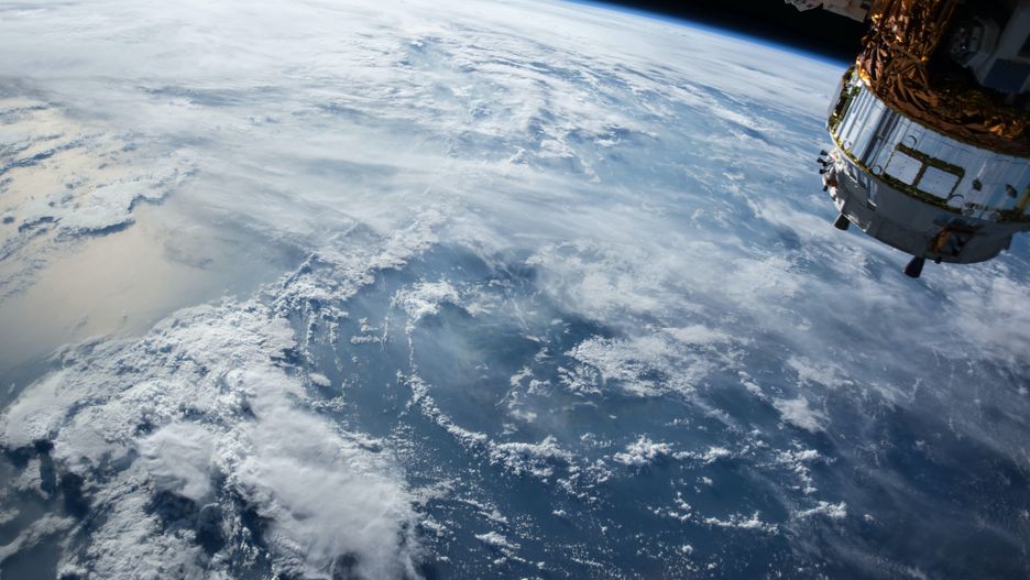Słabsze pole magnetyczne wystawia satelity na działanie cząsteczek z kosmosu, które powodują usterki.