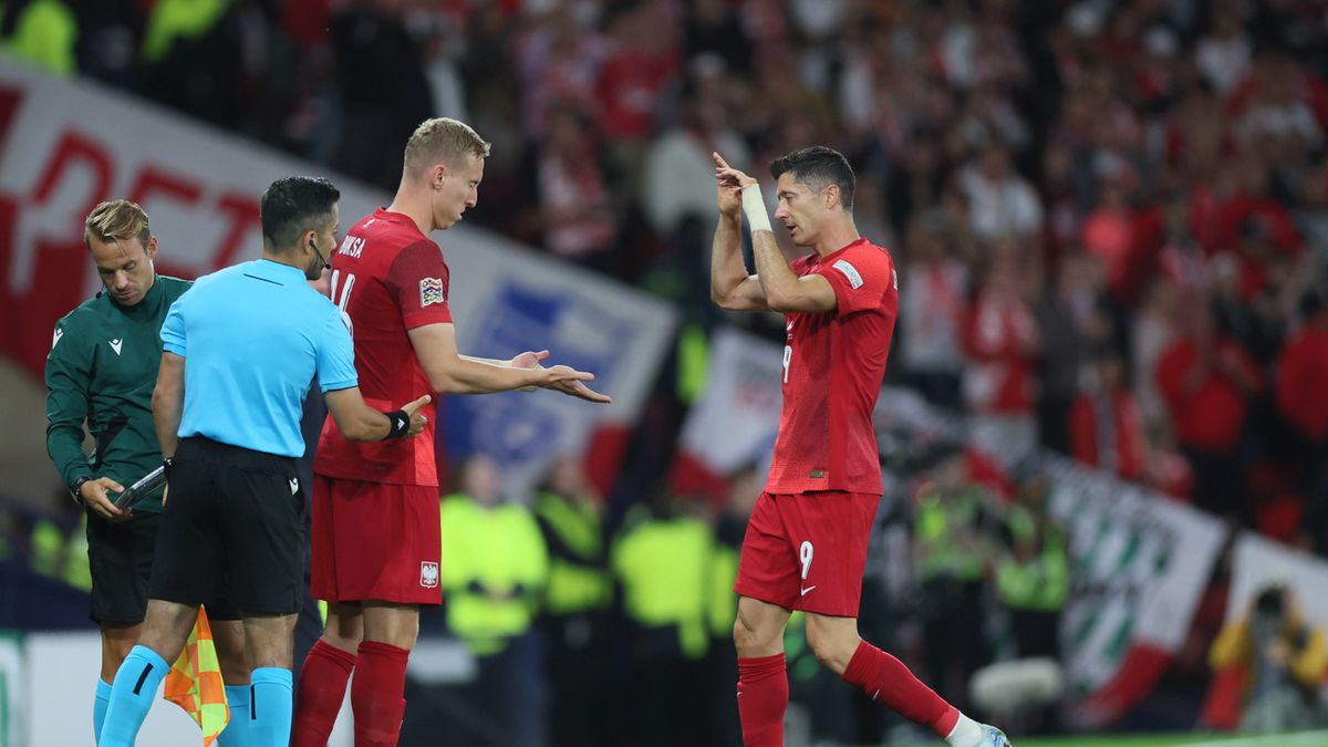 PAP / Leszek Szymański / Adam Buksa i Robert Lewandowski