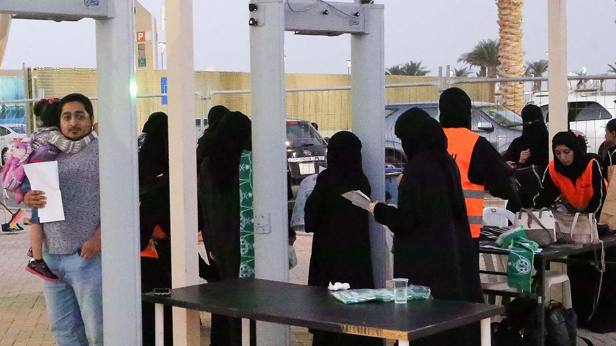 Na zdjęciu kobiety przed meczem w Arabii Saudyjskiej