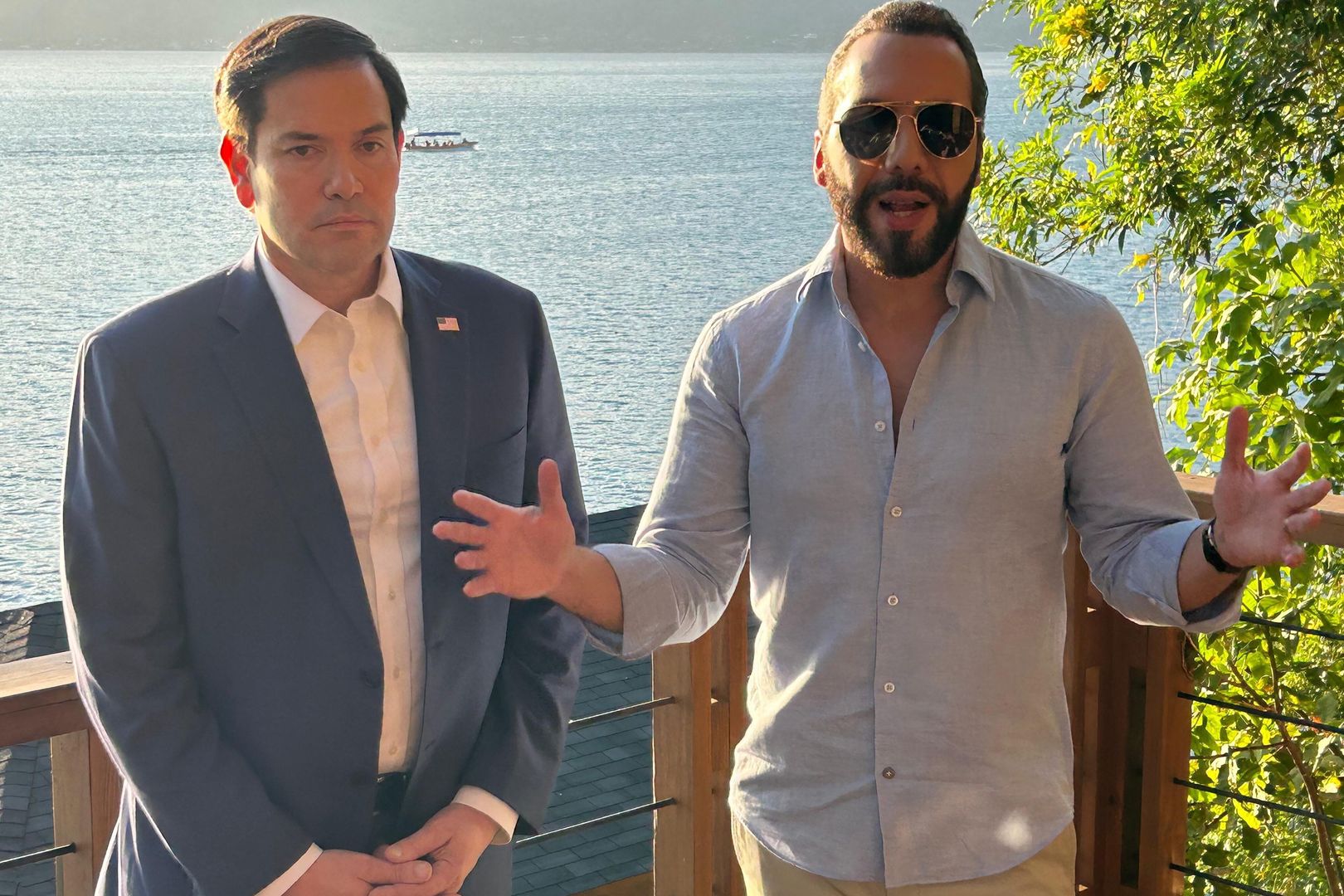 U.S. Secretary of State, Marco Rubio (L), poses alongside President of El Salvador, Nayib Bukele, in El Congo, El Salvador, 03 February 2025. Rubio met with President Bukele as he tours Latin American countries to talk about migration to the U.S. southern border. EPA/EDUARDO RIBAS Dostawca: PAP/EPA.