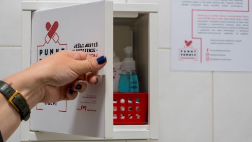 Sosnowiec. W mieście znajdziemy skrzyneczki ze środkami higieny osobistej.