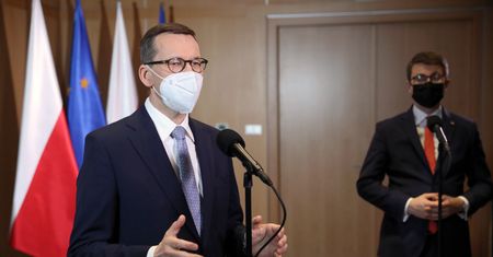 Premier wrócił z Paryża. Na lotnisku bronił prezesa Orlenu. "Bezpardonowy atak na Daniela Obajtka"