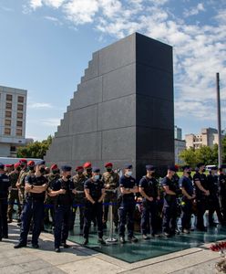 Mężczyzna wbiegł na pomnik smoleński. Sąd przyznał mu 4 tys. zł zadośćuczynienia