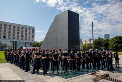 Mężczyzna wbiegł na pomnik smoleński. Sąd przyznał mu 4 tys. zł zadośćuczynienia