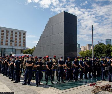 Mężczyzna wbiegł na pomnik smoleński. Sąd przyznał mu 4 tys. zł zadośćuczynienia