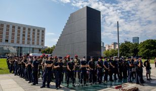 Mężczyzna wbiegł na pomnik smoleński. Sąd przyznał mu 4 tys. zł zadośćuczynienia