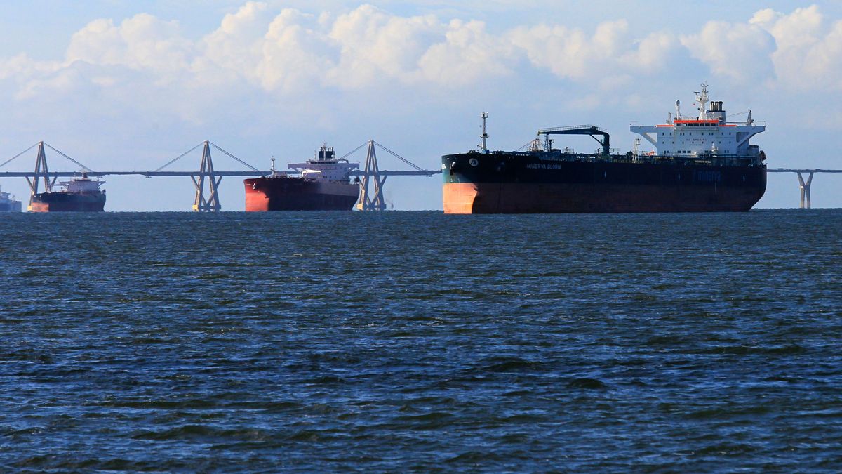Oil Tanker anchored in Venezuela
Maracaibo, Venezuela. 12-04-2025. Oil tankers are seen anchored in Lake Maracaibo after loading crude oil at the Bajo Grande Refinery port. The Trump administration seized an oil tanker off the coast of Venezuela, which was on the Treasury Department's sanctions list and was sailing under the Guyanese flag. The US president threatened to confiscate all hydrocarbon-laden vessels in the Venezuelan oil-producing nation. (Photo by: Jose Bula Urrutia/UCG/Universal Images Group via Getty Images)
UCG
oil tanker, confiscate, crude