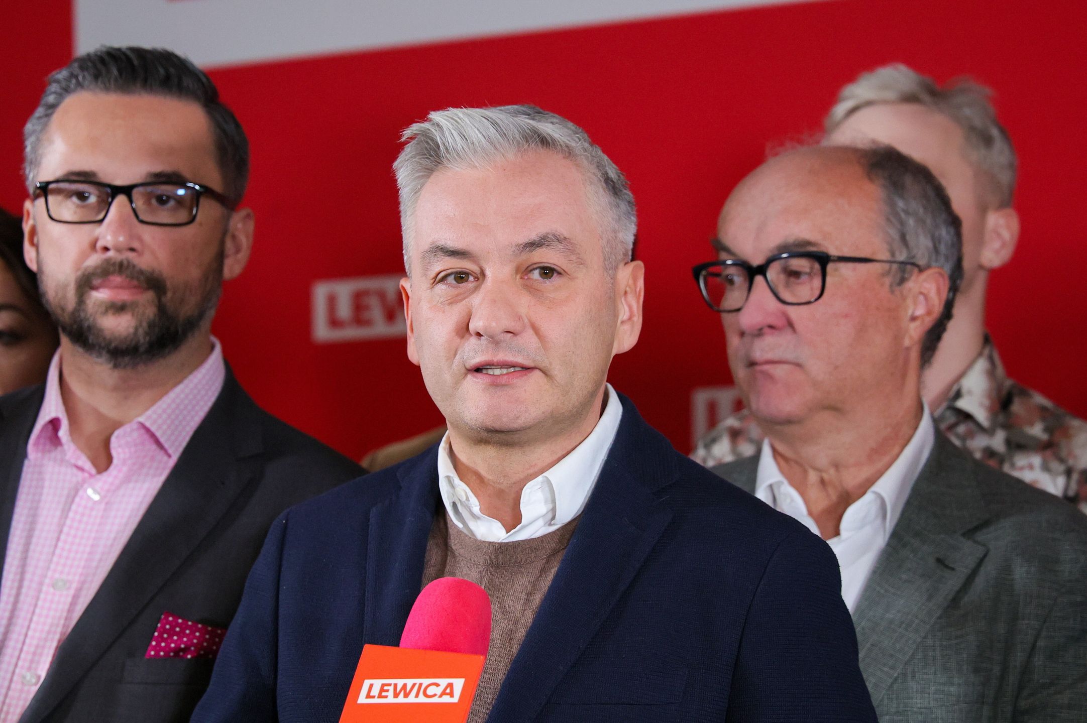 Warszawa, 05.10.2024. Współprzewodniczący Nowej Lewicy Robert Biedroń (C) i Włodzimierz Czarzasty (P) i wiceminister aktywów państwowych Marcin Kulasek (L) podczas konferencji prasowej po posiedzeniu Rady Krajowej Nowej Lewicy, 5 bm. w Warszawie. Celem spotkania było zwołanie kongresu statutowego Nowej Lewicy, który dokona zmian w statucie ugrupowania. (sko) PAP/Paweł Supernak