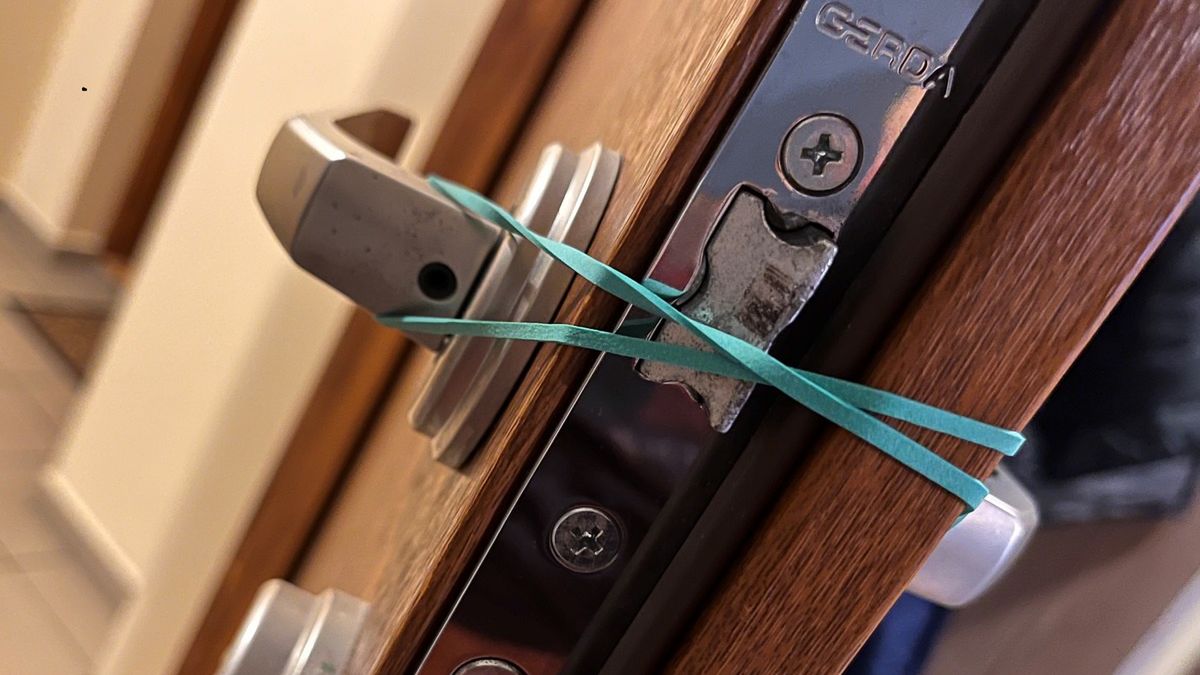 Założenie gumki na klamki bardzo ułatwia życie