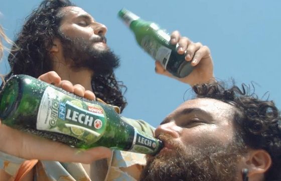 Leszek Chmielewski pomaga rozbitkom w spocie piwa Lech Ice Mojito (wideo)