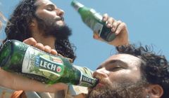 Leszek Chmielewski pomaga rozbitkom w spocie piwa Lech Ice Mojito (wideo)