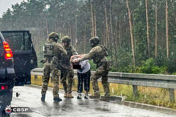 CBŚP rozbiło międzynarodową grupę przestępczą. Do zatrzymania doszło niedaleko Ostrowi