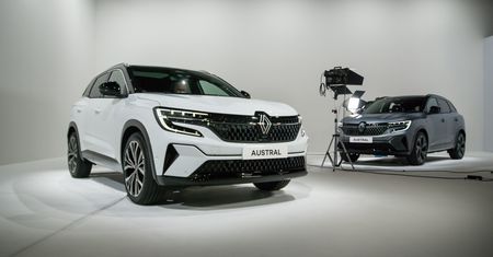 Renault Austral zrzuciło kamuflaż. Duży SUV skrywa niespodziankę pod maską