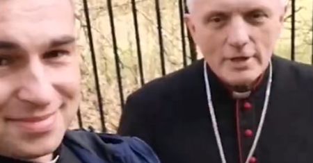 Proboszcz chwycił piłkę. Internauci pozazdrościli formy!