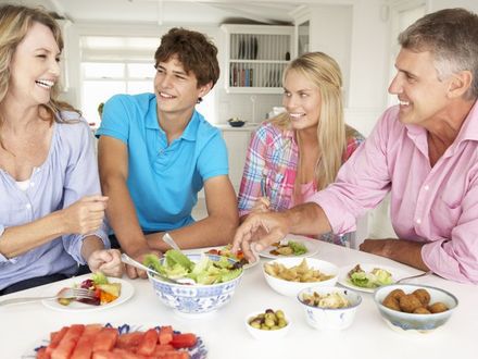 Rodzinne posiłki korzystne dla zdrowia psychicznego młodzieży