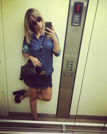 Karolina Szostak pokazała zgrabne nogi w windzie