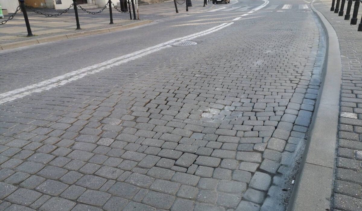 Zapadnięta nawierzchnia jezdni na ul. Królewskiej