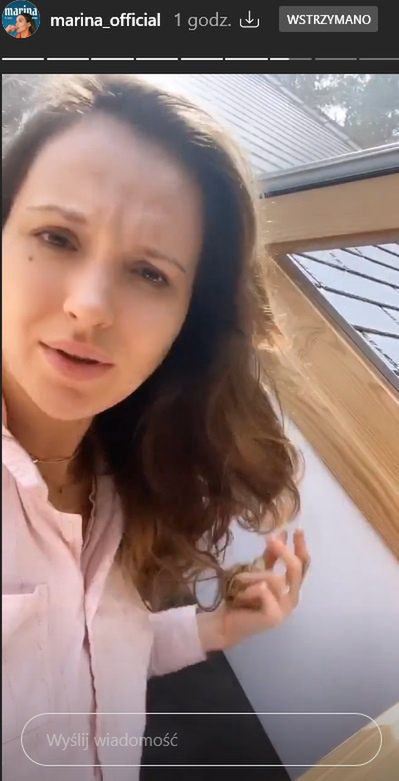 Naturalna Marina zachwyca się porankiem w lesie