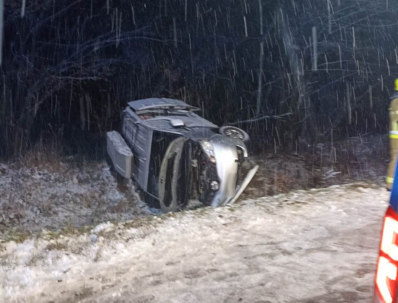 Bus z osobami niepełnosprawnymi wpadł do rowu. Są poszkodowani