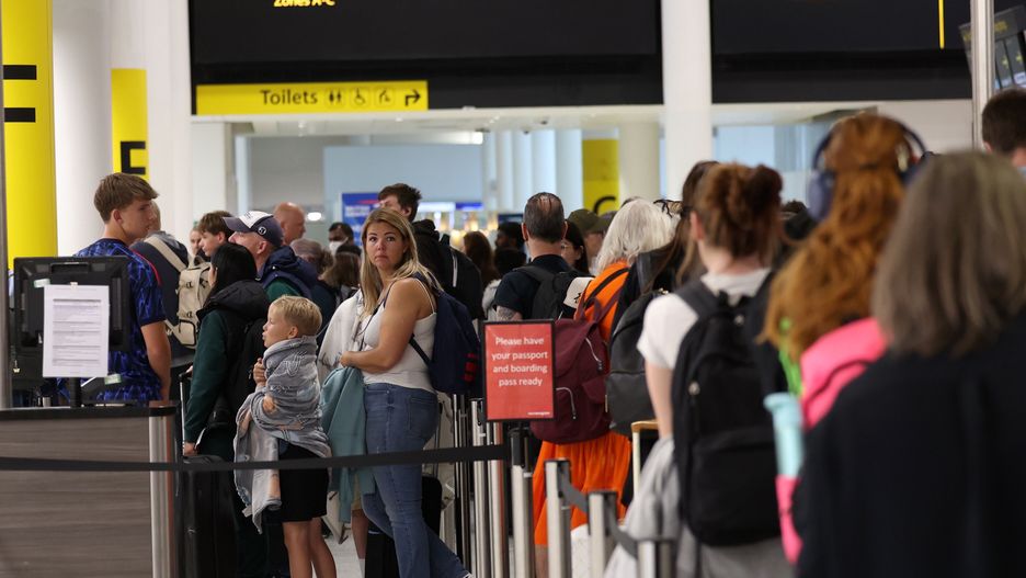 UK flights disrupted due to 'technical glitch'
epa12273488 Passengers queue to board a flight at Gatwick Airport in Crawley, Britain, 30 July 2025. An air traffic control fault caused major disruption to flights in the UK.  EPA/ANDY RAIN 
Dostawca: PAP/EPA.
ANDY RAIN
flights, grounded, delayed, NATS, airport, airplanes