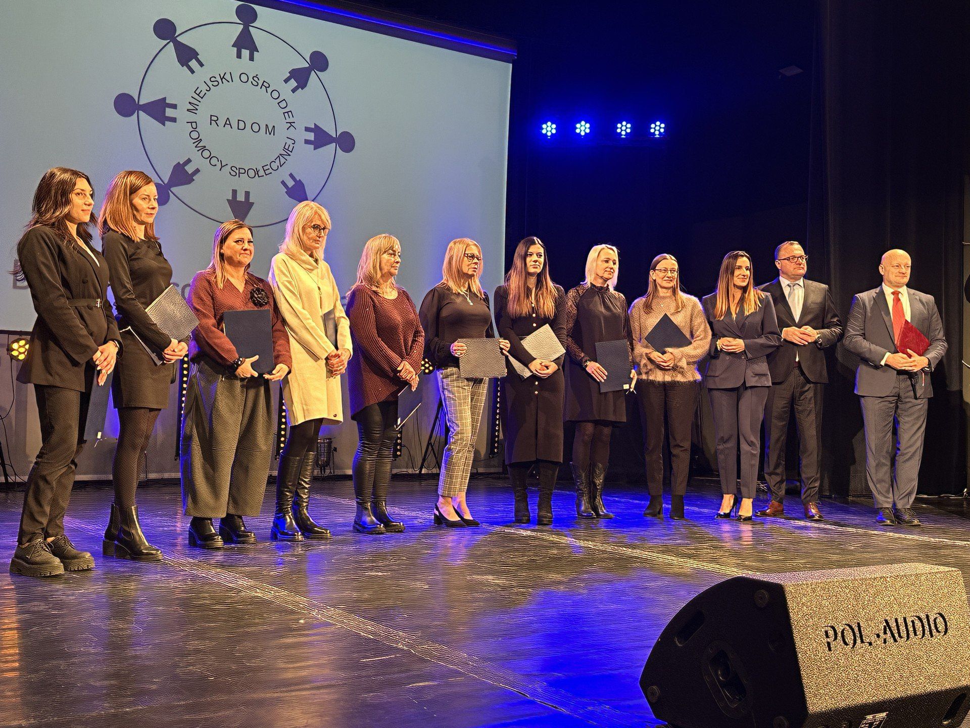 Pracownicy Zespołu Pracy Socjalnej numer 2 po odebraniu podziękowań. 