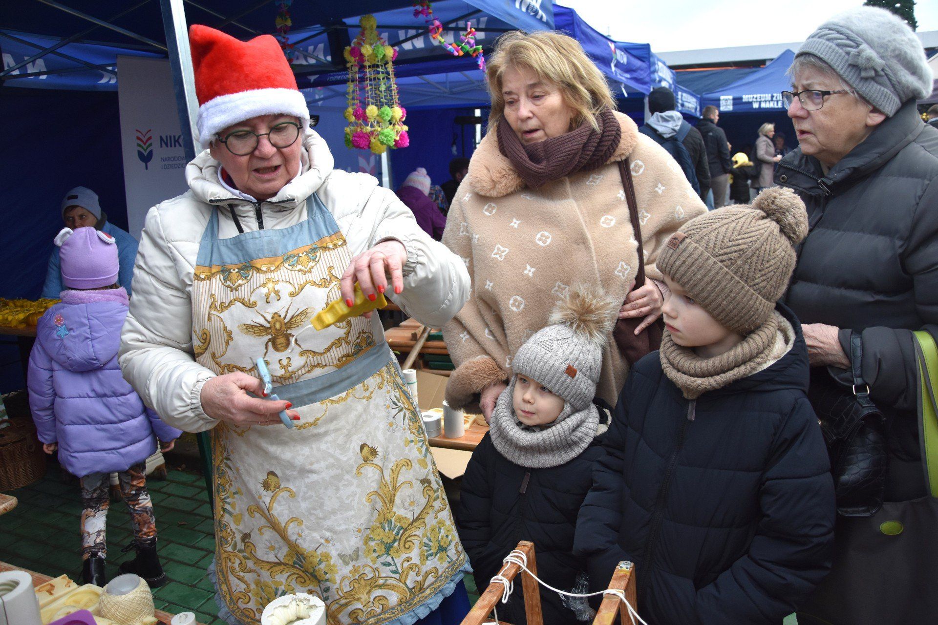 Na Nakielskim Jarmarku Bożonarodzeniowym wziąć można było udział w kilku warsztatach. Np. Maria Jaszczyk z gminy Złotów prowadzi warsztaty lania świec