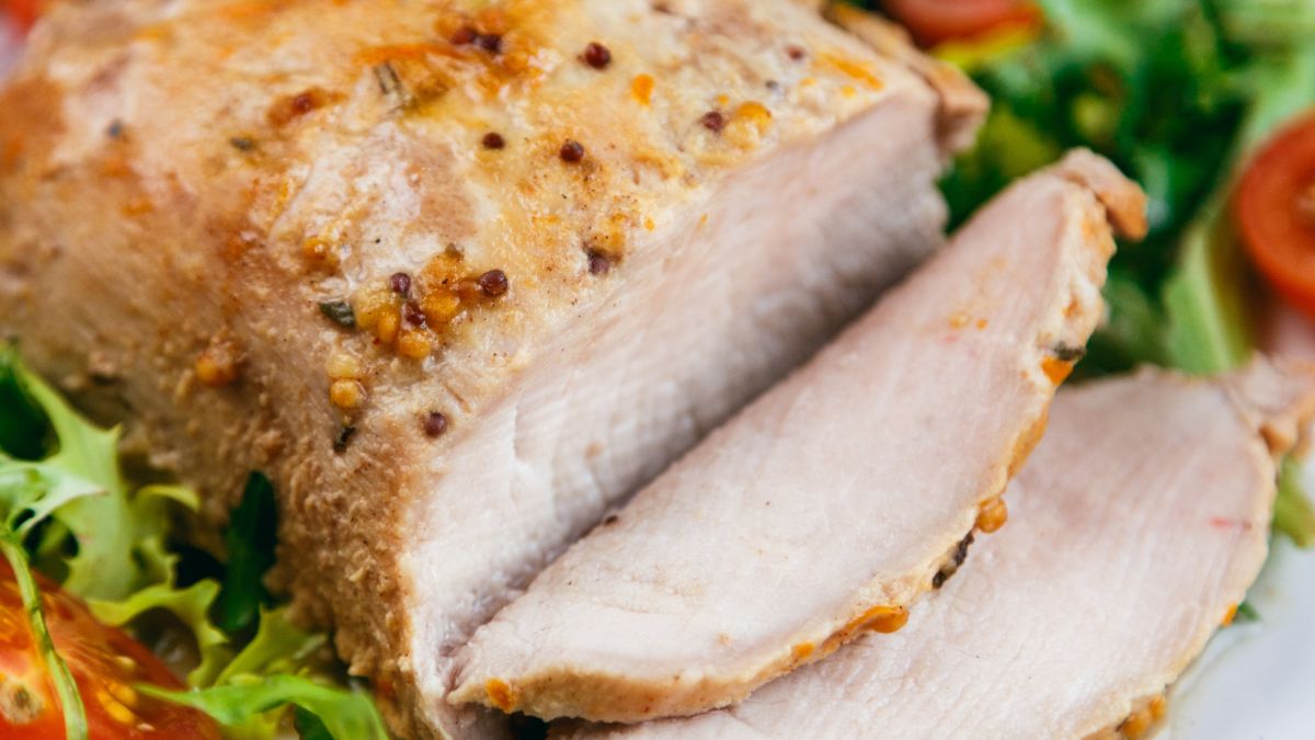 Schab gotowany w majonezie to szybki pomysł na domową wędlinę