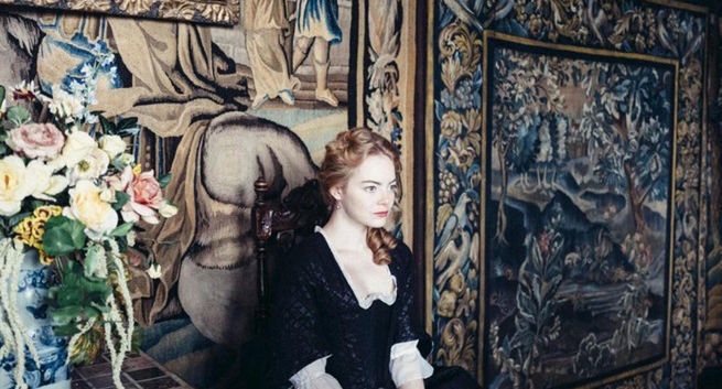 Emma Stone w filmie "The Favourite". Reżyserem Yorgos Lanthimos